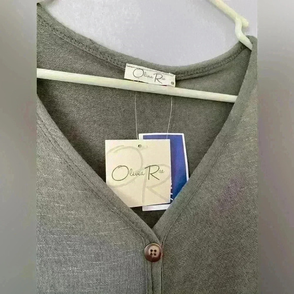 ❤️ NWT Large Green Long Sleeve Crop/Shorter Buttons Down Front - Picture 4 of 5